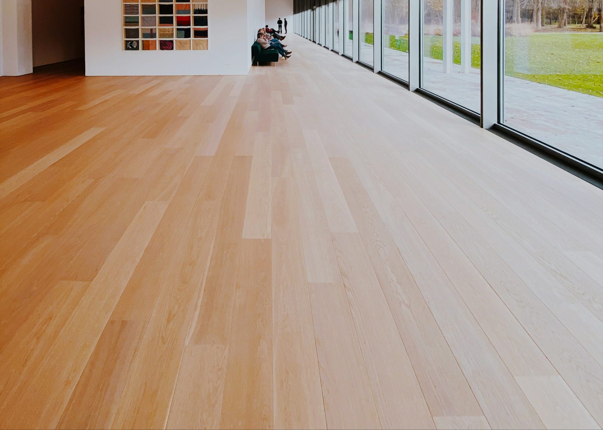 plancher en bois brun