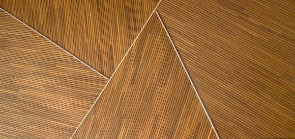Un mur en bois présentant un motif de lignes distinctes et régulières.