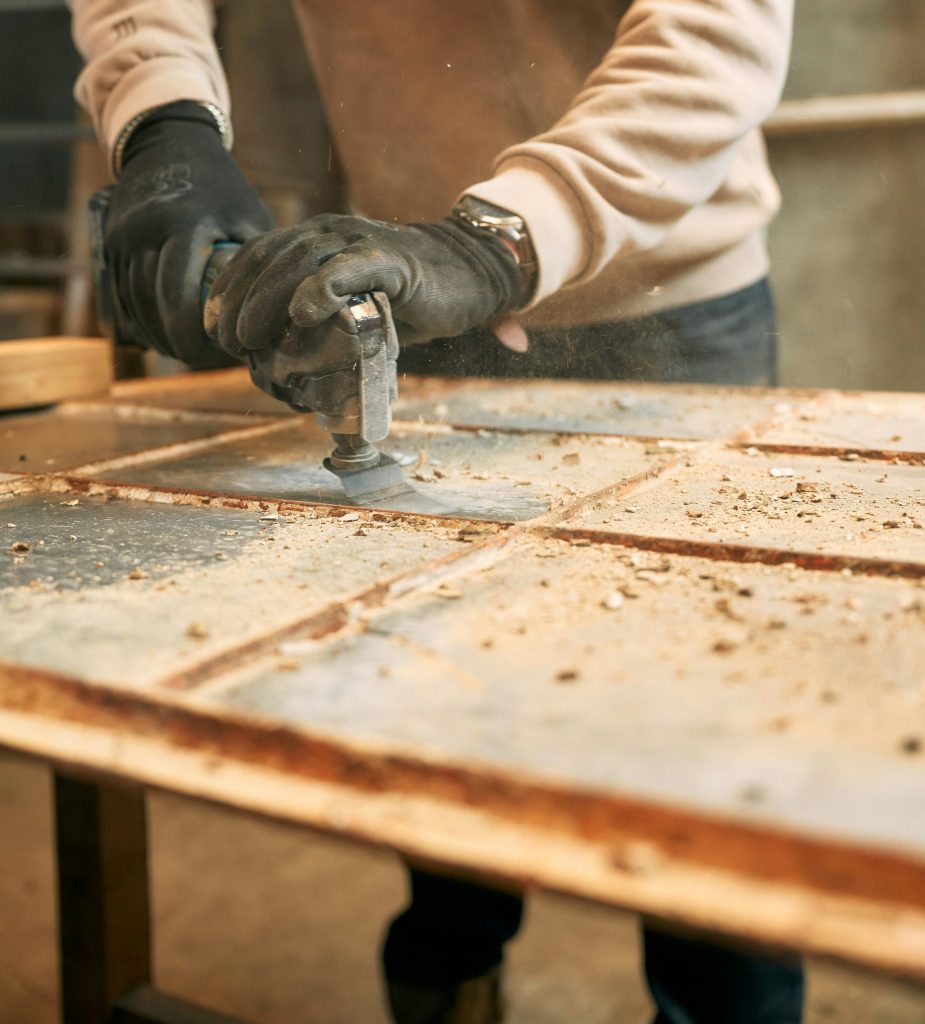 Un homme travaillant sur une pièce de métal.