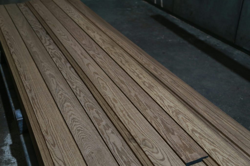Gros plan sur un banc en bois à l'intérieur d'un bâtiment.