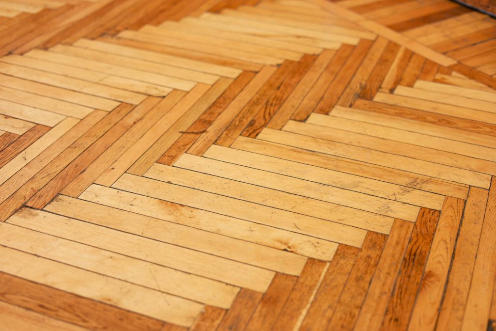 Gros plan sur un motif de parquet en bois.
