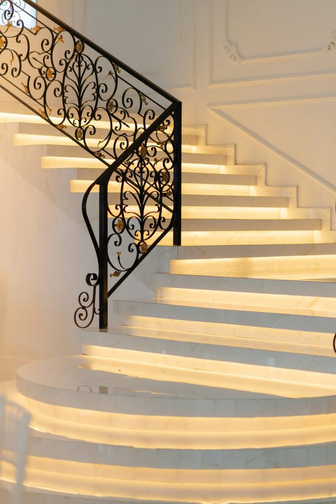 Élégant escalier en marbre blanc avec rampe ornée